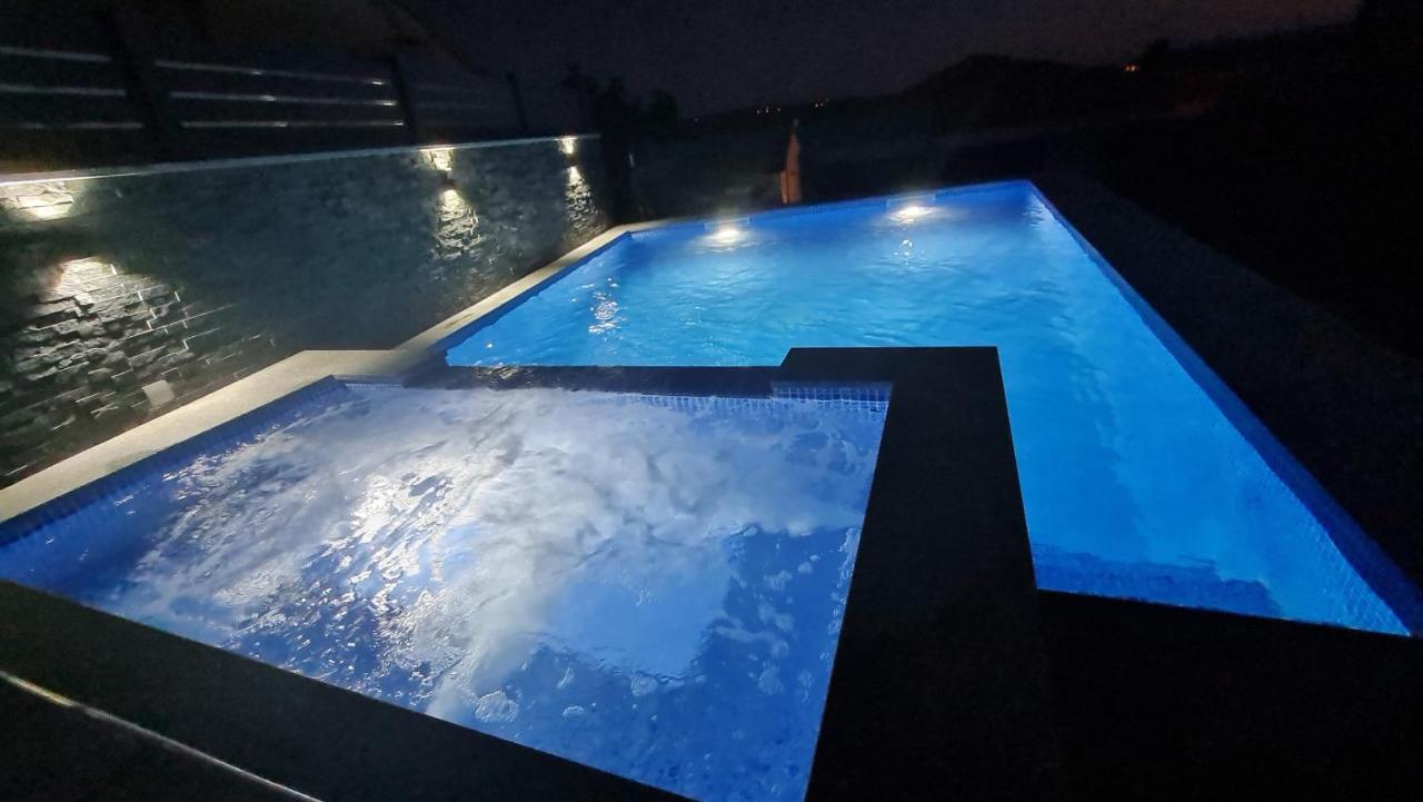 Apartments Blazevic, Heated Pool&Jacuzzi ドラマリ エクステリア 写真