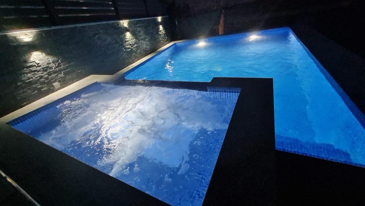 Apartments Blazevic, Heated Pool&Jacuzzi ドラマリ エクステリア 写真